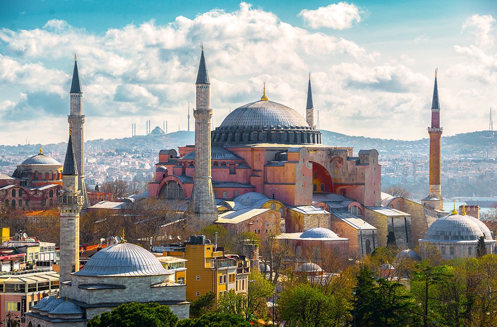 Basílica de Santa Sofia, em Istambul (Turquia), foi inspiração para a arquitetura da cidade de Naboo, do universo Star Wars